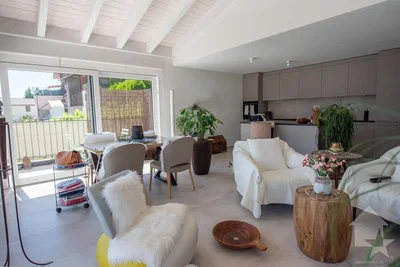 Salón; luz natural, suelo de madera, estilo moderno