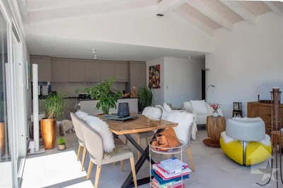 Salón; luz natural, vigas de madera, estilo moderno