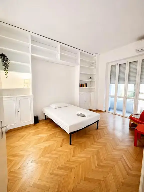 Spálňa; drevená podlaha, prirodzené svetlo