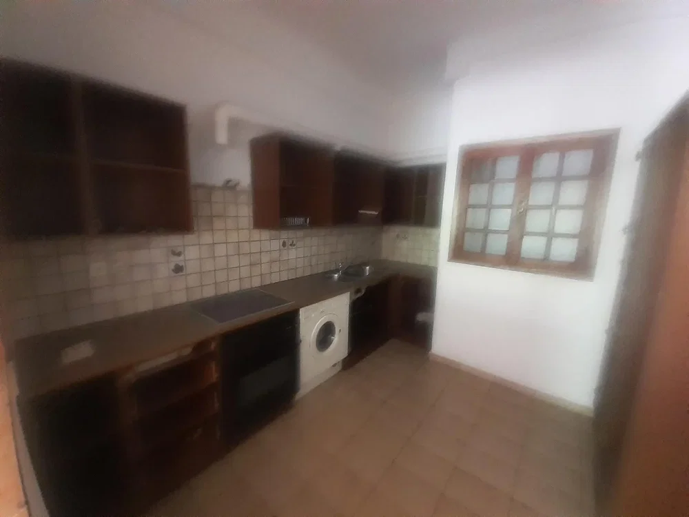 Cucina; pavimento in piastrelle, necessita ristrutturazione