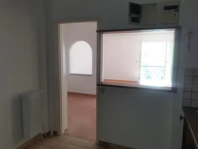 Cucina; pavimento in piastrelle, luce naturale
