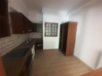 Cucina; elettrodomestici, pavimento in piastrelle, necessita ristrutturazione, luce naturale