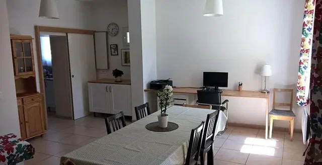Woonkamer; natuurlijk licht, tegelvloer