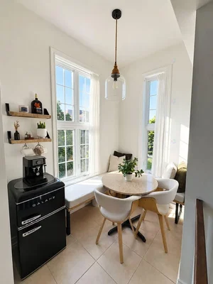 Cocina; luz natural, suelo de baldosas, electrodomésticos