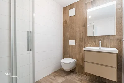 Toilettes; carrelage, rénové, lumière naturelle