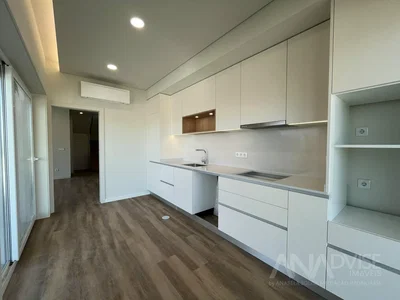 Cuisine; électroménager, parquet, lumière naturelle