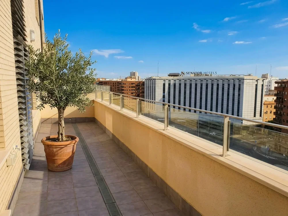 Balkon; pogled, pločice, prirodno svjetlo
