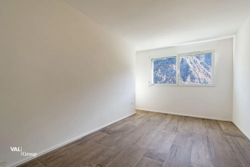 Chambre; parquet, lumière naturelle, nécessite rénovation
