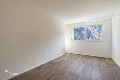 Chambre; parquet, lumière naturelle, nécessite rénovation