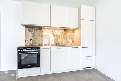 Cuisine; électroménager, carrelage, rénové, lumière naturelle