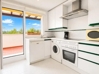 Cuisine; carrelage, électroménager, lumière naturelle, vue