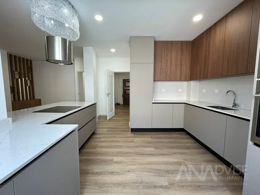 Küche; küchengeräte, holzboden, tageslicht, moderner stil, renoviert