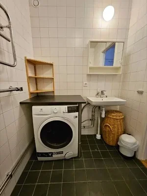 Toalet; pločice, potrebna renovacija