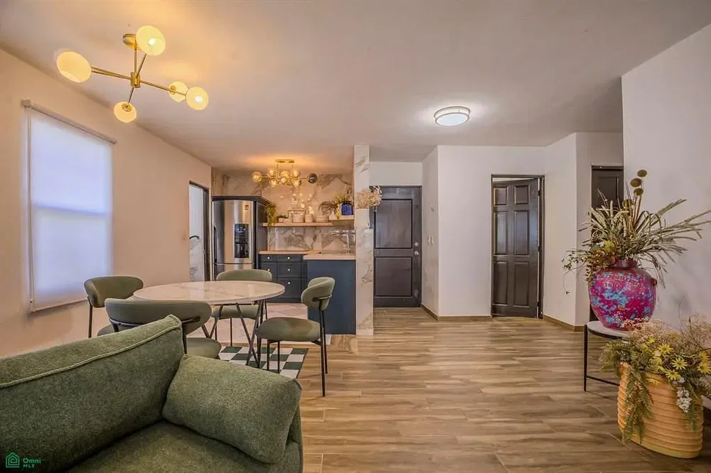 Wohnzimmer; tageslicht, moderner stil, holzboden