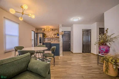 Wohnzimmer; tageslicht, moderner stil, holzboden