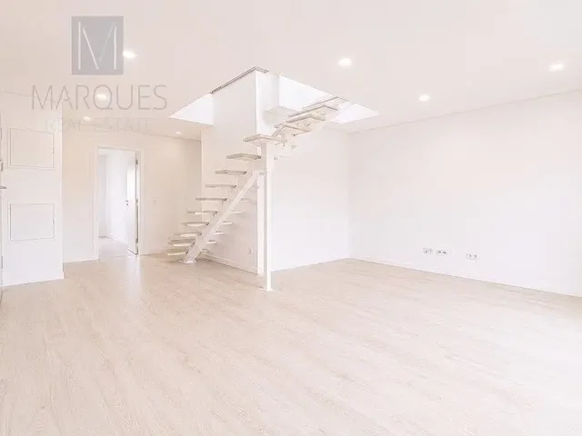 Soggiorno; pavimento in legno, luce naturale, stile moderno