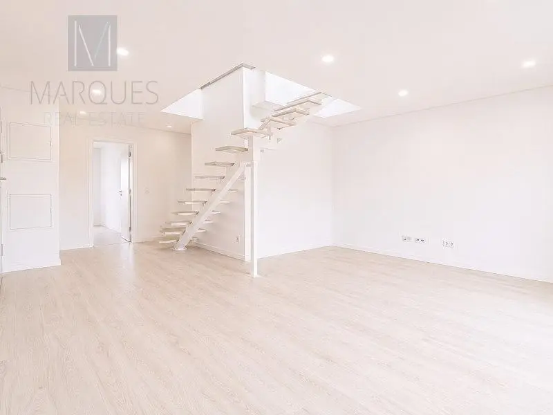 Salon; parquet, lumière naturelle, style moderne