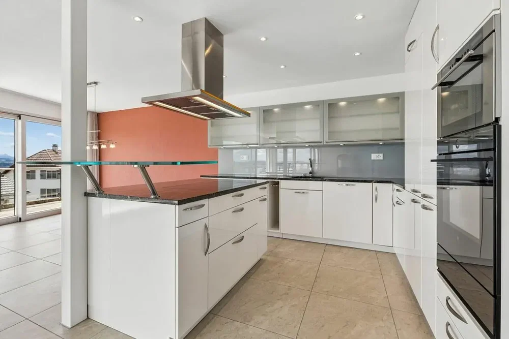Cucina; elettrodomestici, pavimento in piastrelle, luce naturale, stile moderno