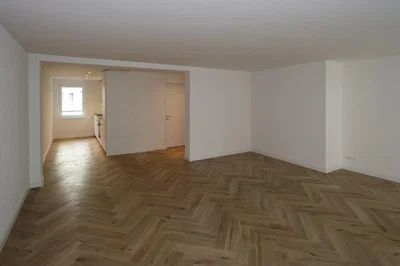 Wohnzimmer; holzboden, tageslicht