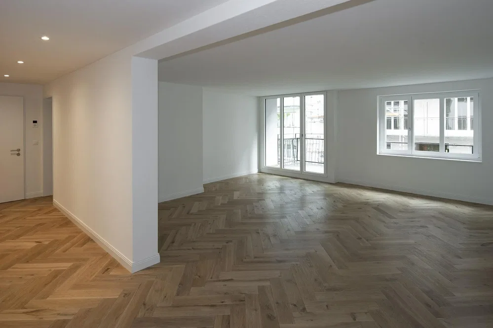 Wohnzimmer; holzboden, tageslicht