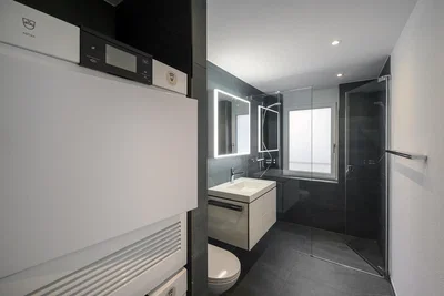 Badezimmer; renoviert, tageslicht, fliesenboden