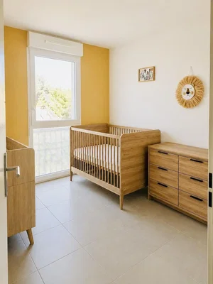 Kinderkamer; houten vloer, tegelvloer, natuurlijk licht, moderne stijl