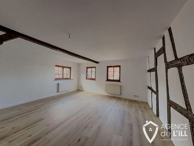 Salón; suelo de madera, vigas de madera, luz natural