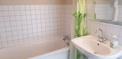 Badezimmer; fliesenboden, tageslicht