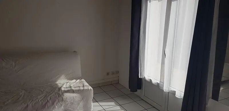 Schlafzimmer; fliesenboden, tageslicht