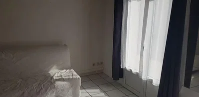 Schlafzimmer; fliesenboden, tageslicht