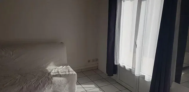 Schlafzimmer; fliesenboden, tageslicht
