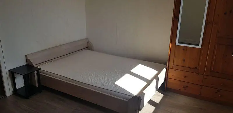 Schlafzimmer; holzboden, tageslicht