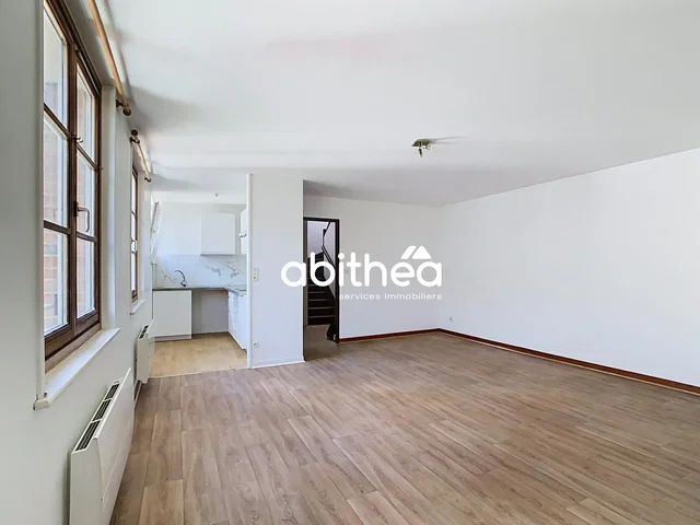 Woonkamer; natuurlijk licht, houten vloer