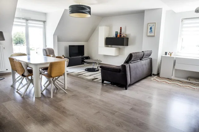 Woonkamer; houten vloer, natuurlijk licht