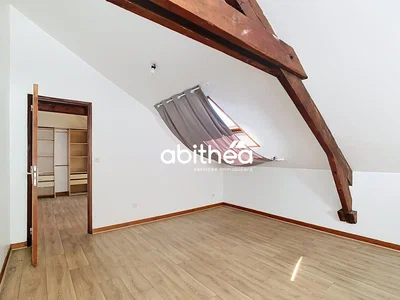Kinderkamer; houten vloer, natuurlijk licht