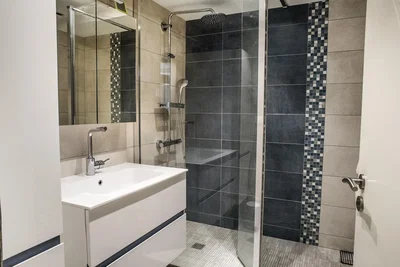 Badkamer; tegelvloer, gerenoveerd, natuurlijk licht
