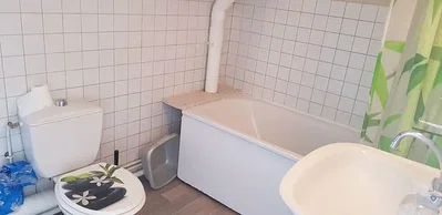 Toilette; fliesenboden, renovierungsbedürftig, tageslicht