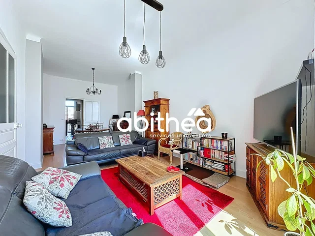 Salón; luz natural, suelo de madera, estilo moderno