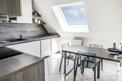 Keuken; tegelvloer, keukenapparatuur, natuurlijk licht