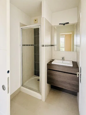 Badkamer; tegelvloer, gerenoveerd, natuurlijk licht