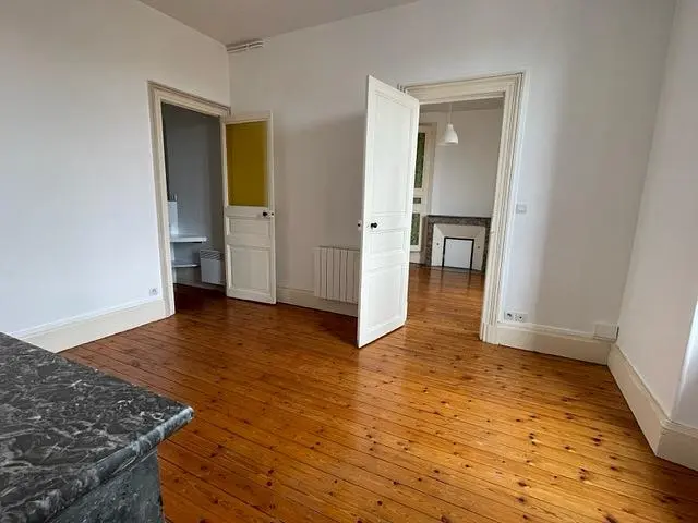 Salón; suelo de madera, luz natural