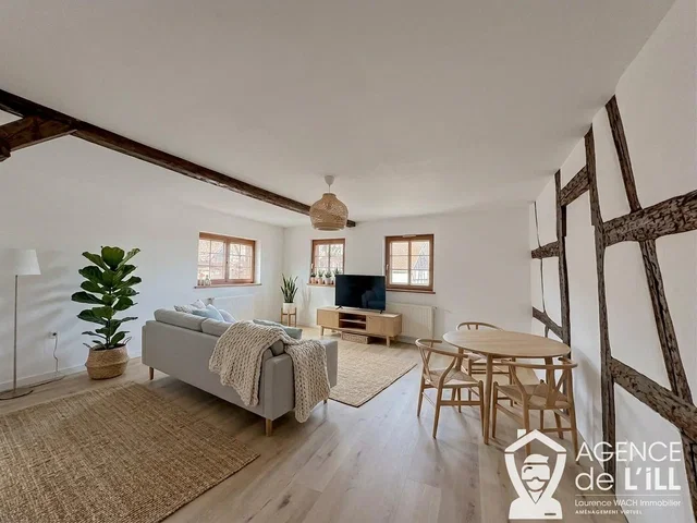 Salón; vigas de madera, suelo de madera, luz natural, estilo rústico