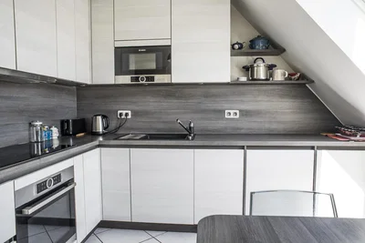 Keuken; keukenapparatuur, tegelvloer, natuurlijk licht