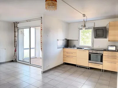 Cocina; electrodomésticos, suelo de baldosas, luz natural
