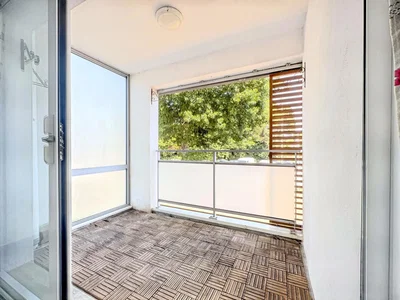 Balcón; vista, luz natural, suelo de baldosas