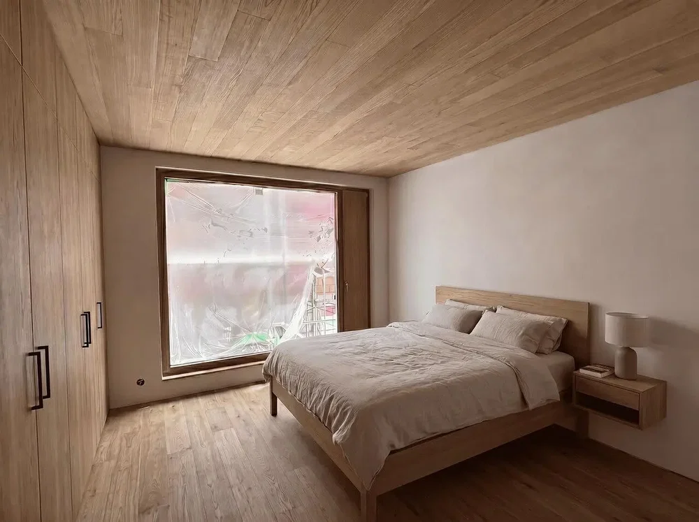 Dormitorio; suelo de madera, vigas de madera, luz natural