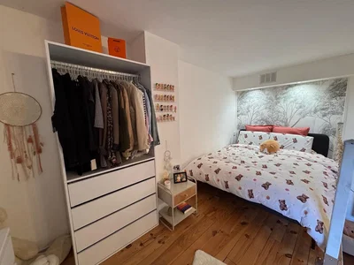 Schlafzimmer; holzboden, tageslicht