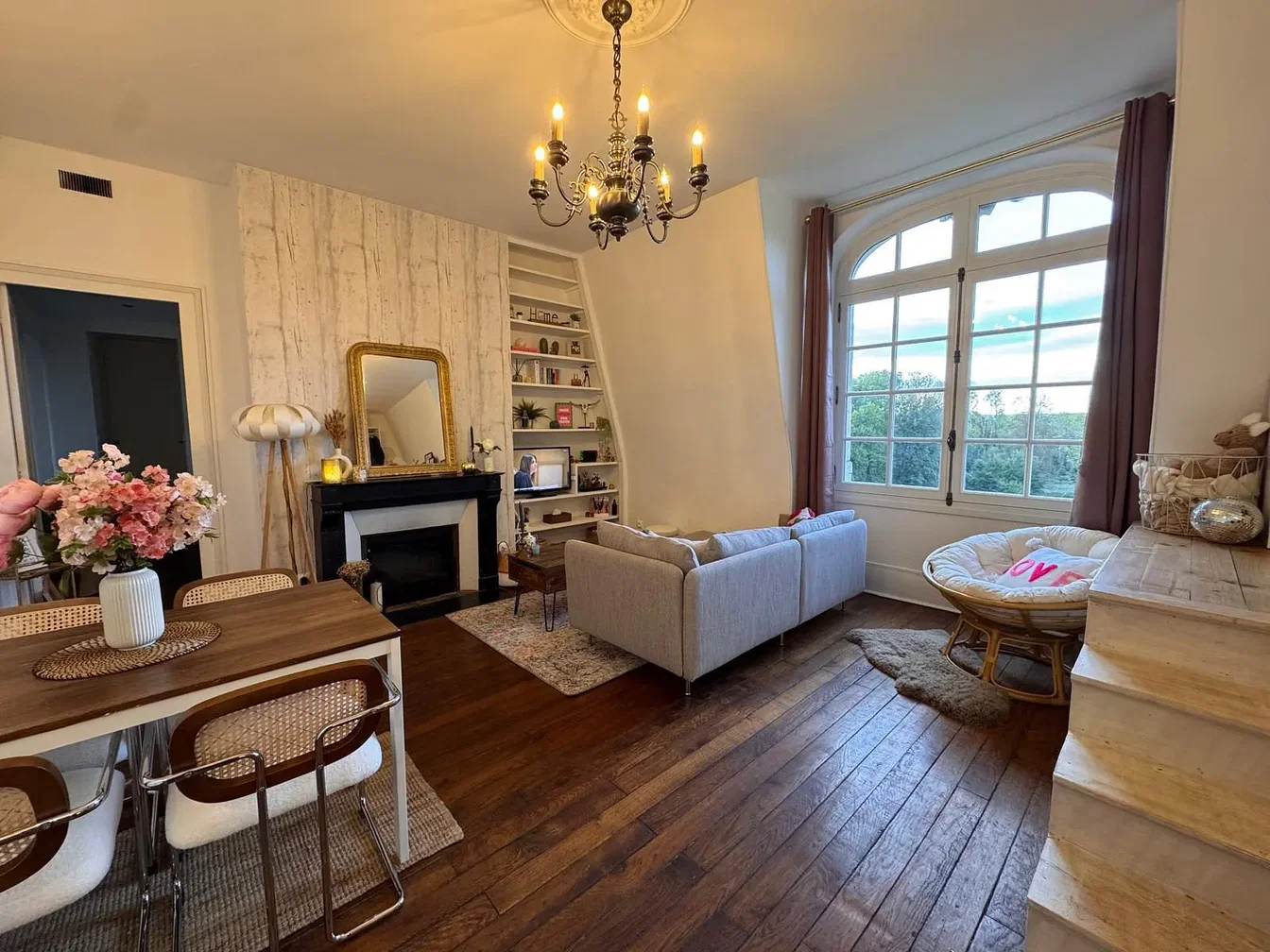 Wohnzimmer; holzboden, kamin, tageslicht, rustikaler stil