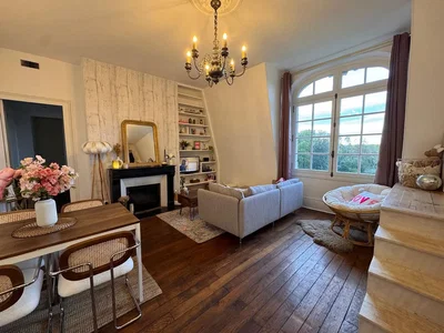 Wohnzimmer; holzboden, kamin, tageslicht, rustikaler stil