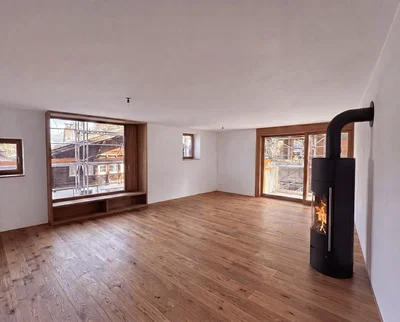 Salón; suelo de madera, chimenea, luz natural